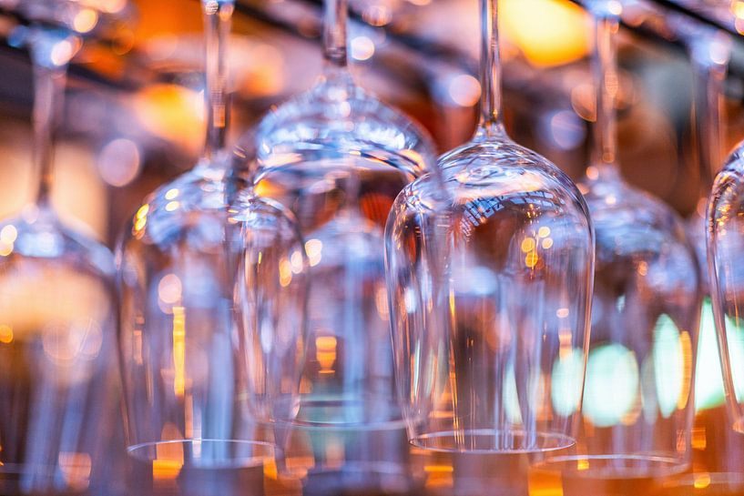 Weingläser im Stimmungslicht von FotoSynthese