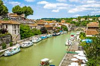 Stadsgezicht rond groen gekleurde rivier