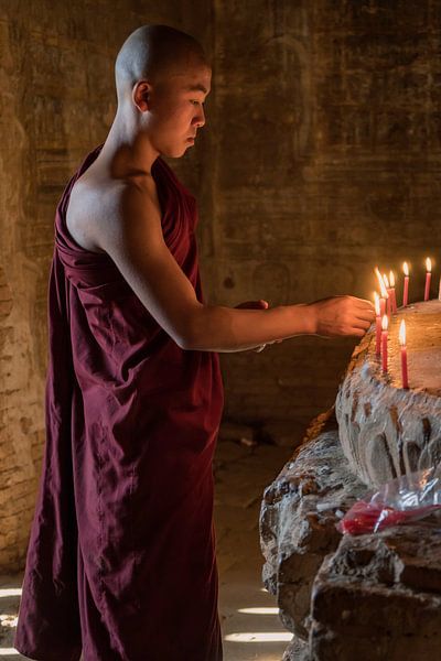 Gebet vor Buddha in einem Tempel in Bagan, Myanmar von Anges van der Logt