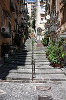 Eine Treppe in den hügeligen Gebäuden von Neapel.