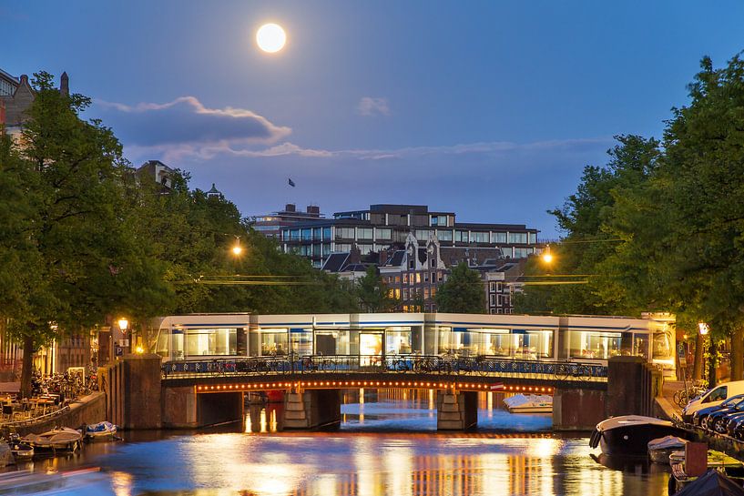 Volle maan Amsterdam met tram von Dennis van de Water
