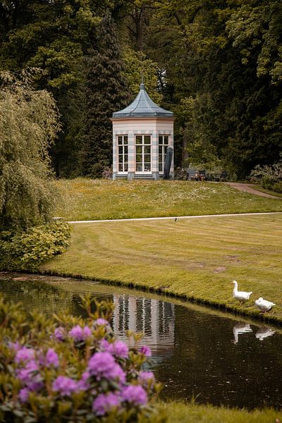 Romantischer Pavillon am Wasser von Mandy Schipper