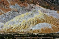 Zwavel afzetting naast de vulkaan