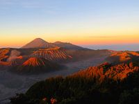 Spektakulärer Sonnenaufgang am Vulkan Mount Bromo auf Java