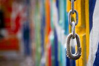 Gekleurde muur met schakelketting