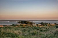 Blick von Terschelling auf eine Segelyacht im Sonnenuntergang