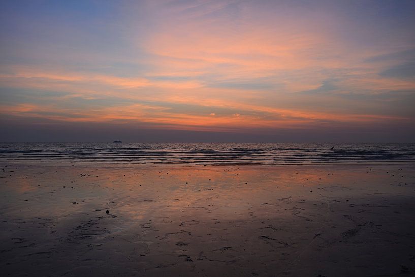 Sanftes Abendrot am Meer - Koh Kood Thailand von Minimalistic Travel Photography by.Rieneke