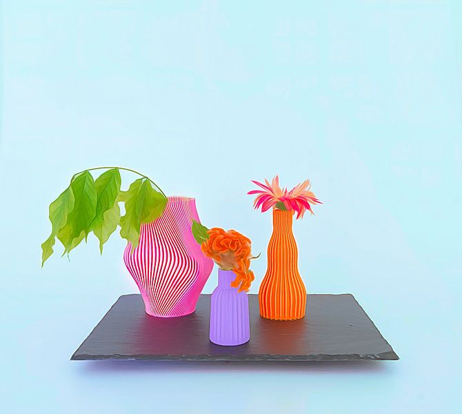 Fröhliche Vasen mit bunten Blumen . von Saskia Dingemans Awarded Photographer