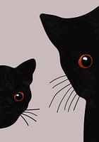 2 schwarze neugierige Katzen.