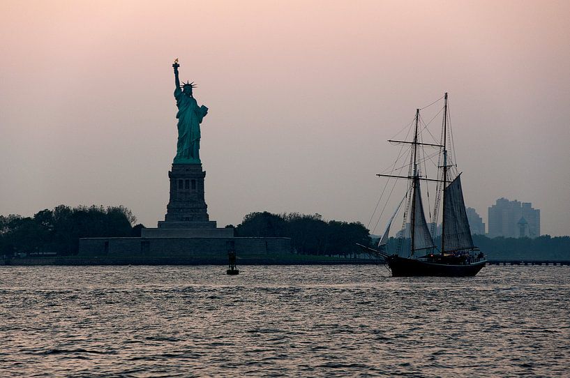 Freiheitsstatue und Segelboot von Ton de Koning