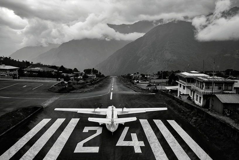 Flughafen Lukla von Tim Vrijlandt