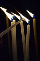 Kaarsje opsteken in de Heilig Grafkerk