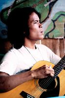 Indonesische jongen speelt gitaar I