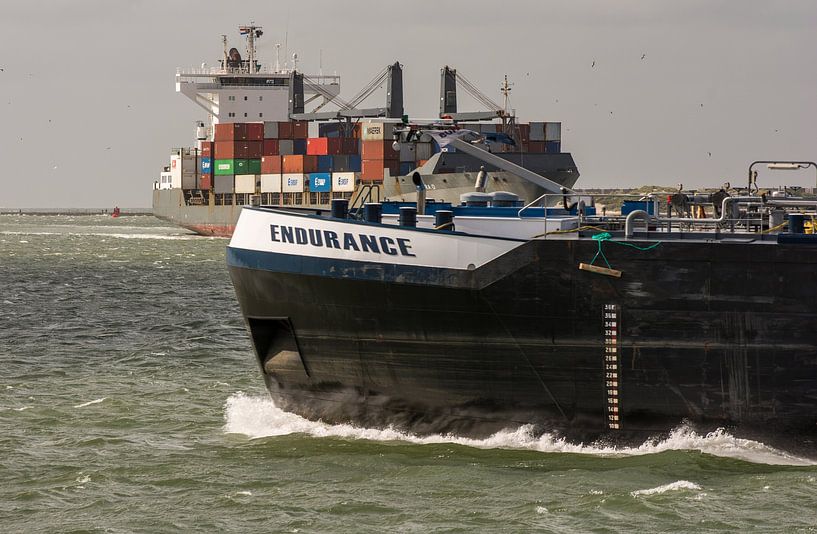 Navires en route au Hoek van Holland dans le port de Rotterdam. par scheepskijkerhavenfotografie