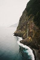 Cascade le long de la côte rocheuse Plage de Seixal Madère