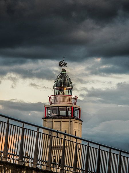 De vuurtoren van Harlingen, Friesland, in het avondlicht van Harrie Muis