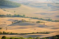Ferme toscane sur une colline
