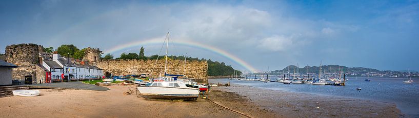 Regenbogen über dem Strand und den Stadtmauern von Conwy, Wales von Rietje Bulthuis
