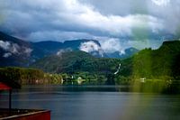 Zwischen den grasbewachsenen Hügeln.