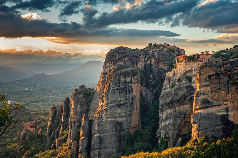 Vue du monastère météorologique au coucher du soleil. par Ron van der Stappen
