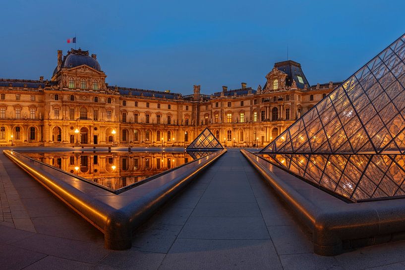 Louvre Museum spiegelt sich im Wasser von Markus Lange