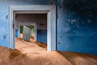 Huis met losse deur in metershoog zand - Kolmanskop, Namibië
