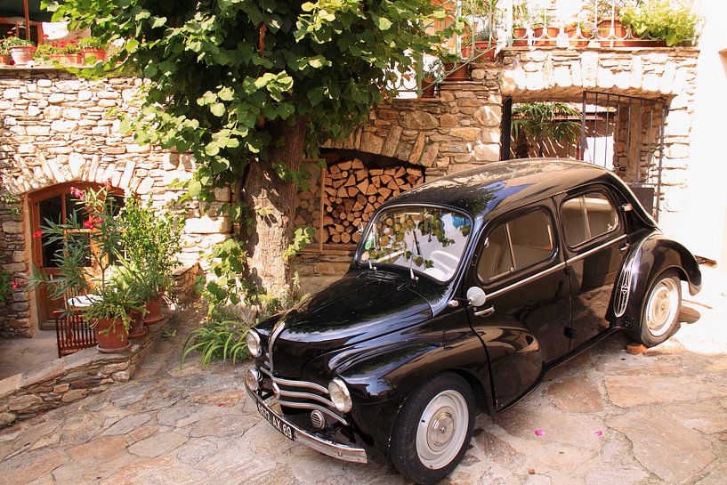 Petite voiture française noire à deux chevaux dans la rue par Bobsphotography