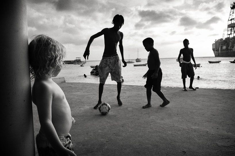 Fußball am Strand von Hans Van Leeuwen