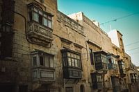 Die typischen hängenden Erkerfenster auf Malta