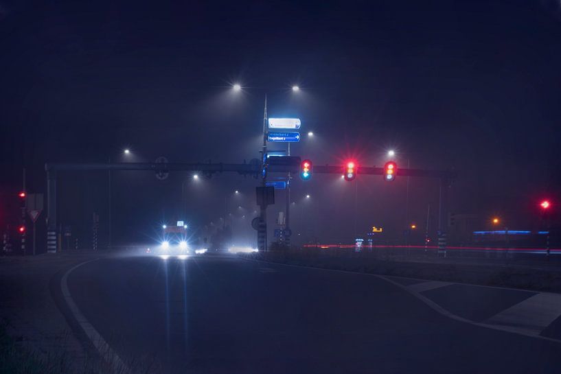 Mysteriöses nebliges Straßenfoto der Kreuzung in Ruischerwaard, Groningen von Elianne van Turennout