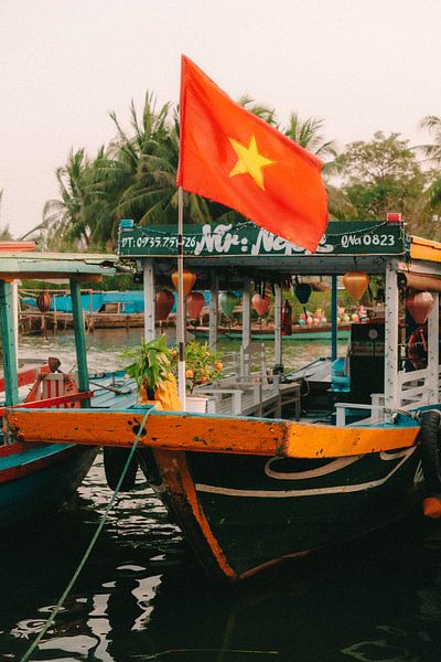 Freiheit auf dem Wasser: Flussboot und Flagge in Vietnam von NZME Photography