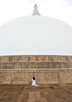 Betende Frau an einem Stupa