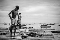 Pêcheur sur la vieille jetée de Santa Maria à Sal, Cap-Vert (Afrique)