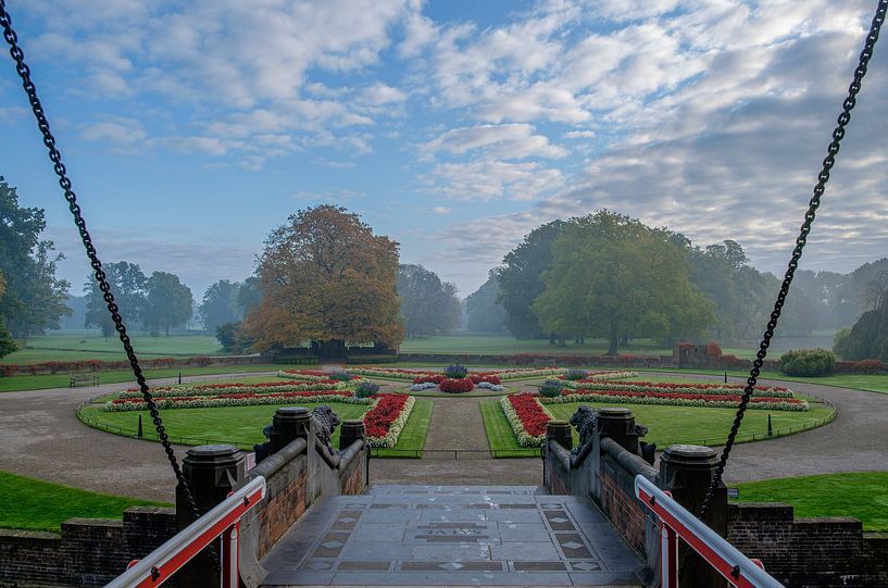 Blick auf die Gärten von Castle de Haar im Morgennebel von RAW & Refined