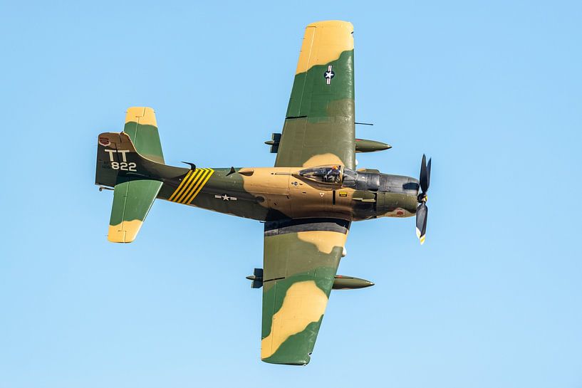 Le Douglas A-1D Skyraider du musée de l'aviation de la guerre du Vietnam en action lors du spectacle par Jaap van den Berg
