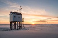 Het drenkelingenhuisje op Terschelling bij zonsondergang