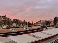 Schepen op de Amstel met roze wolken