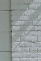 Weiße Wand, Licht- und Schattenspiel | minimalistisch und einfach | achtsame Fotografie