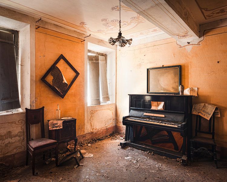 Magnifique piano dans une villa abandonnée. par Roman Robroek - Photos de bâtiments abandonnés