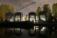 Veilinghaven met graan silo's