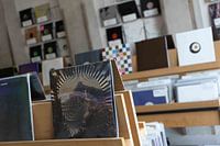 Foto einer Schallplatte in einem Plattenladen