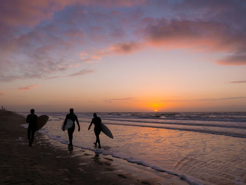 Surfeurs au coucher du soleil par Mirakels Kiekje