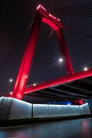 lange Exposition Willemsbrug von Rotterdam bei Nacht.