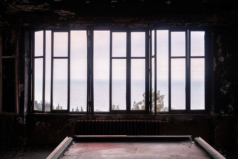 Dark and Burnt Room. by Roman Robroek - Photos of Abandoned Buildings