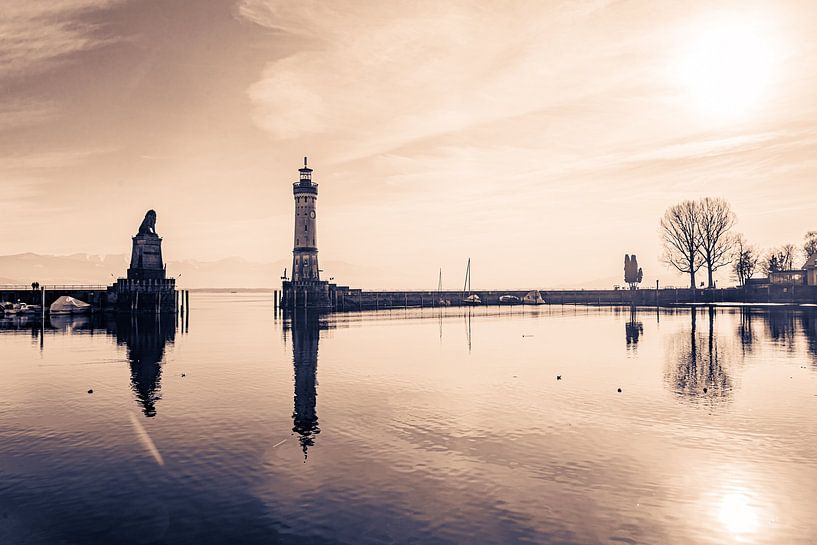 Bayerischer Löwe und Leuchtturm Hafen Linda am Bodensee in Bayern bei Sonnenuntergang Deutschland von Dieter Walther