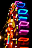 Contraste de couleurs vives d'une grande roue la nuit