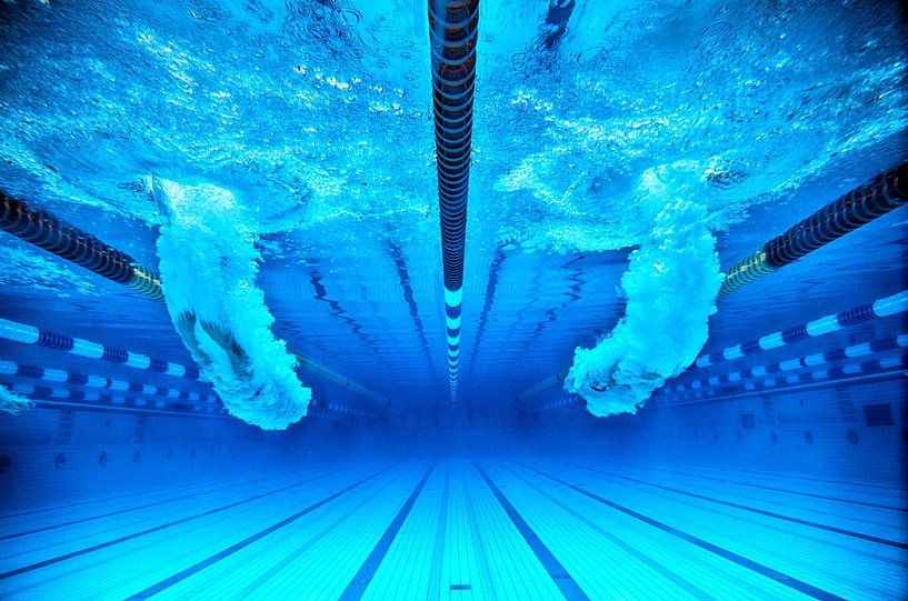 Schwimmer beim Eintauchen – Unterwasserperspektive von Alexander Baumann