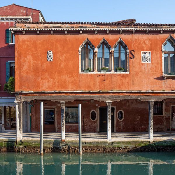 Haus auf Murano mit Dach am Wasser von Joost Adriaanse