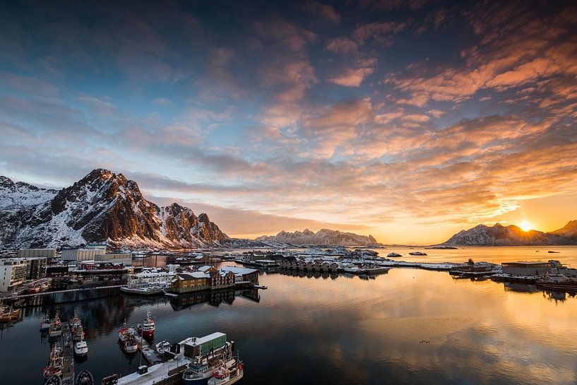 Ville portuaire de Svolvaer sur les îles Lofoten en Norvège en hiver avec de la neige au lever du so par Robert Ruidl