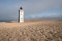Phare dans un paysage de dunes